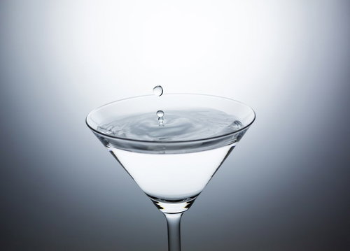カクテルグラスに落ちる水滴と波紋