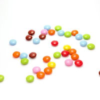 散らばるカラフルなマーブルチョコの写真