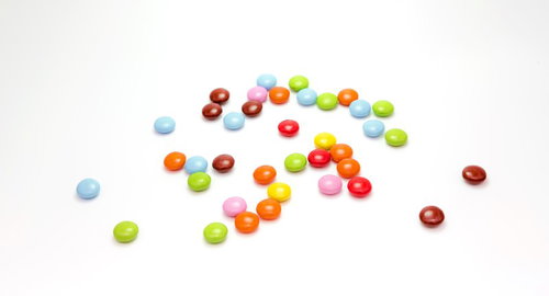 散らばるカラフルなマーブルチョコ