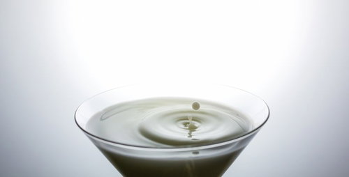 グラスに落ちる水滴と波紋の瞬間