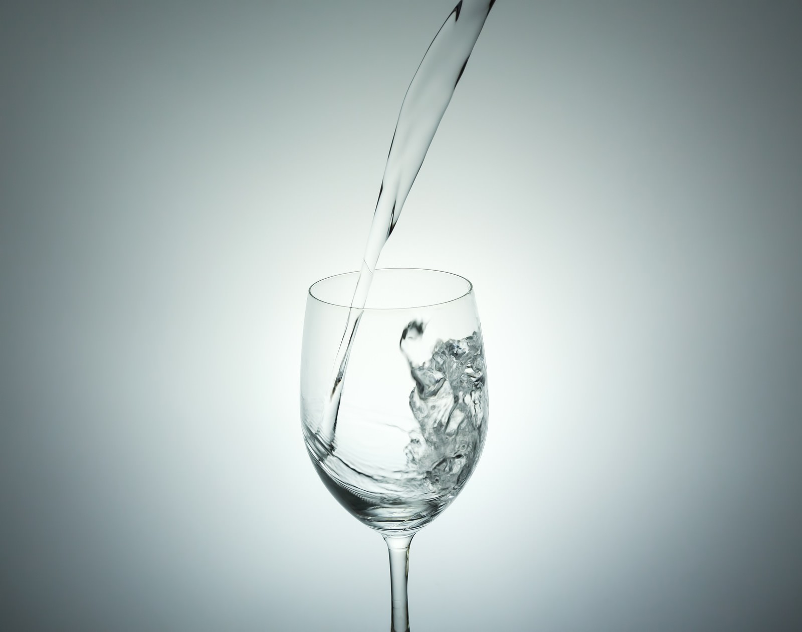ワイングラスに注がれるミネラルウォーター
