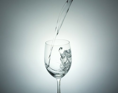 ワイングラスに注がれるミネラルウォーター