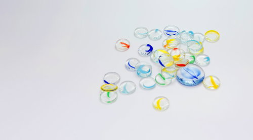 白い平面に散らばる透明なおはじき