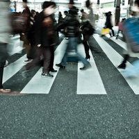 横断歩道を渡る歩行者のブレた群像の写真