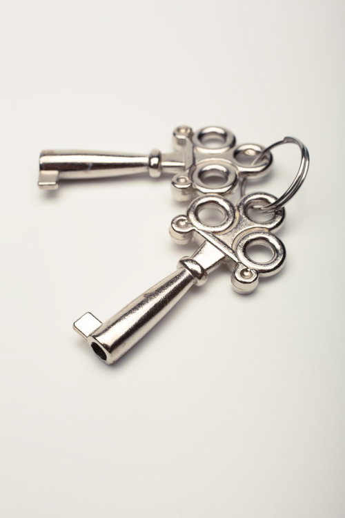 リングで繋がれた3本のアンティーク風の鍵