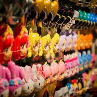 カラフルなお面が並ぶお祭りの露店の写真