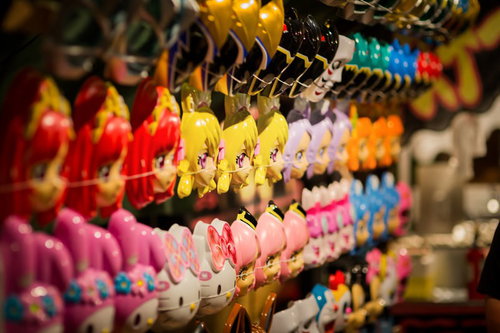 カラフルなお面が並ぶお祭りの露店