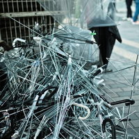 金属の棒に掛けられた透明なビニール傘の写真