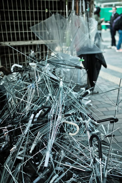 金属の棒に掛けられた透明なビニール傘