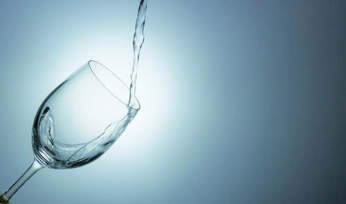 ワイングラスに水を注ぐ瞬間