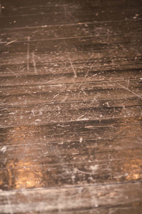 傷や汚れのある古い木の床