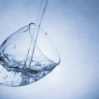 グラスに水を注ぐ瞬間（飲料水）の写真