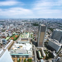 サンシャイン60展望台からスカイツリーや新宿のビル群を一望の写真