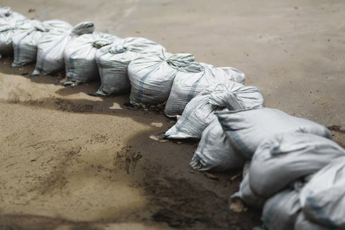 一列に並べられた灰色の土嚢