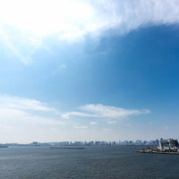 ゲートブリッジの上から見渡す東京湾とビル群の写真