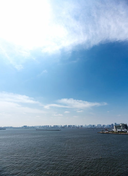 ゲートブリッジの上から見渡す東京湾とビル群