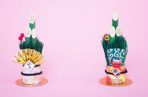 《年賀状》両端に置かれた門松の飾り