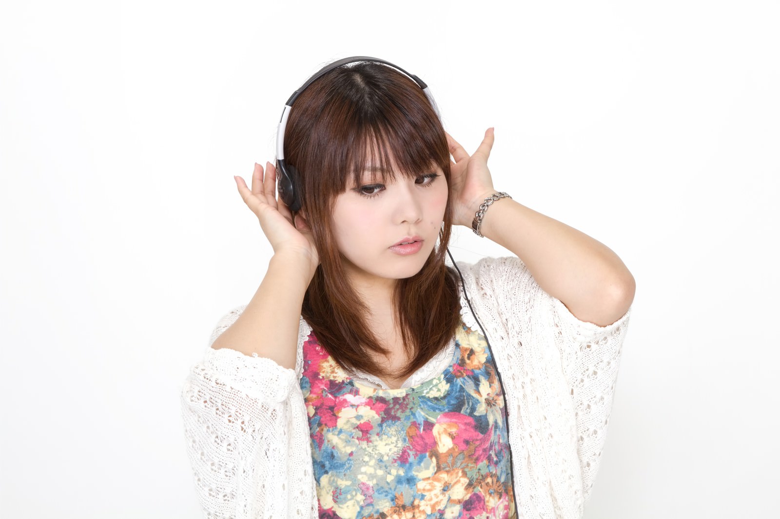 ヘッドフォンで音楽に浸る女性［モデル：Lala］