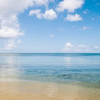 エメラルドブルーの透明な水が広がる石垣島の海の写真