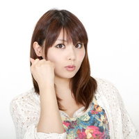 笑顔でガッツポーズを作って応援する元気な女性の写真