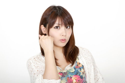 笑顔でガッツポーズを作って応援する元気な女性