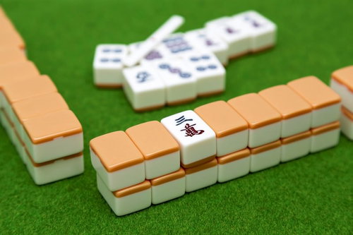 ドラ表示牌の三萬と並ぶ麻雀牌