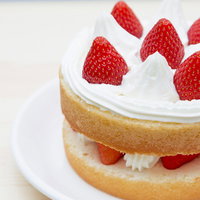 イチゴがのった二段のショートケーキの写真