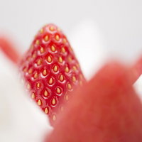 イチゴと生クリームのアップの写真