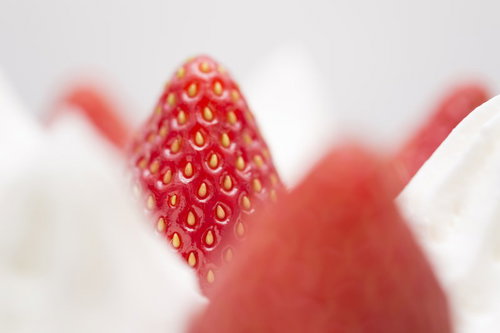 イチゴの表面を接写したマクロ写真