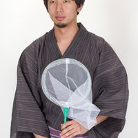 虫取り網を持った浴衣姿の男性の写真