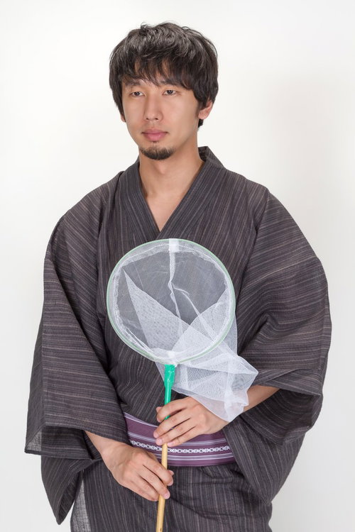 虫取り網を持った浴衣姿の男性