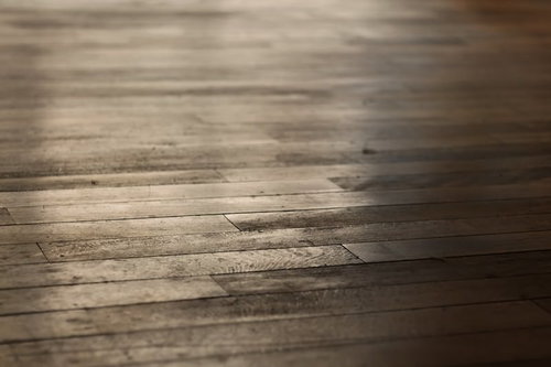 光が差し込む木目のフローリング