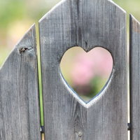 ハート型にくり抜かれた木の板の写真