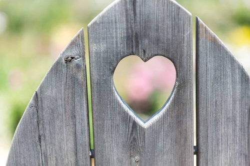 ハート型にくり抜かれた木の板