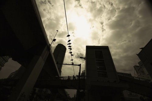 高架歩道橋とビルを見上げた都市風景