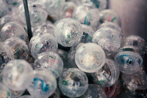 電子部品が入った透明なカプセルの集まり