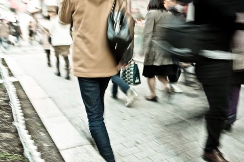 歩道を行き交う人々のブレた群像