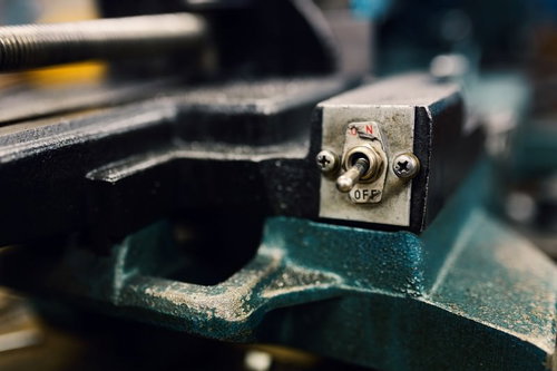 OFFの文字とネジが見える古い機械の金属スイッチ