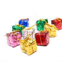 カラフルな光沢のプレゼントボックス9個の写真