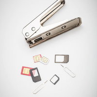 SIMカードとアダプターとSIMカッターの一式の写真