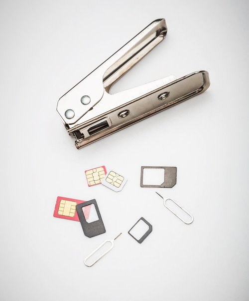 SIMカードとアダプターとSIMカッターの一式