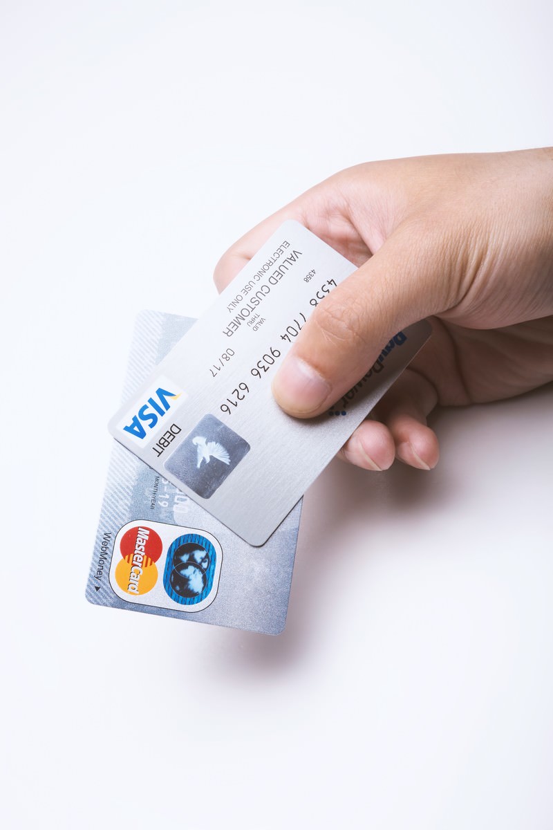 VISAとMasterCardのクレジットカードを持つ手