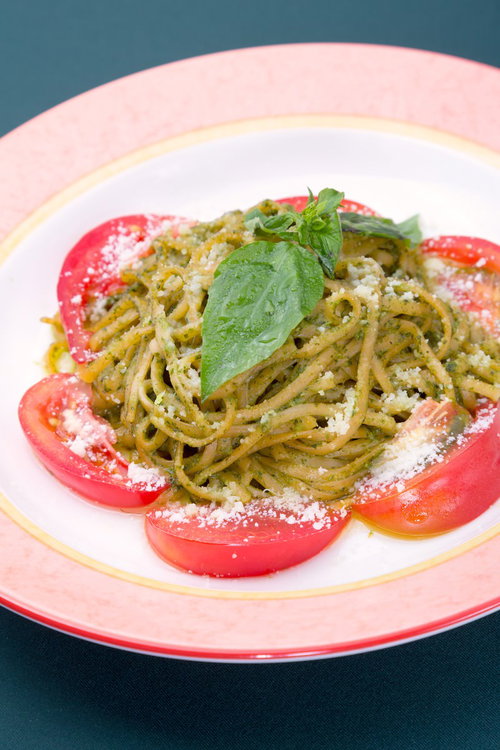 トマトを添えたバジルのジェノベーゼパスタ
