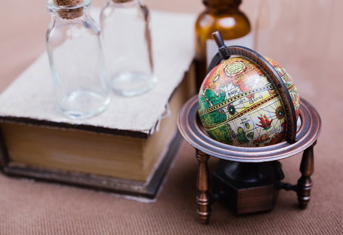 地球儀と古書が並ぶアンティーク棚