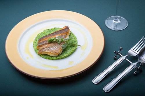 ブロッコリーソースの上に盛り付けられた真鯛のロースト