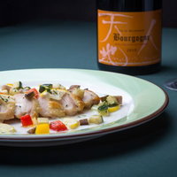 肉料理とワインの写真