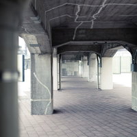 コンクリートのアーチが連なる半屋外通路の写真