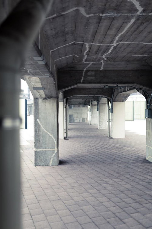 コンクリートのアーチが連なる半屋外通路