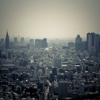 霞む大都市のビル群を見下ろす展望の写真