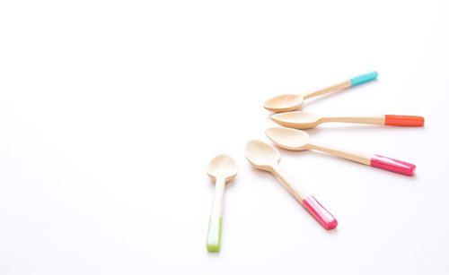扇状に並んだカラフルな木製スプーン